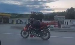Tehlikeli akım, motosikleti yüzüstü yatarak sürdü
