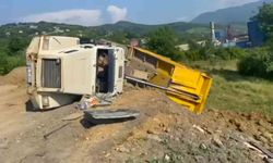Toprak boşaltan kamyon devrildi: 1 yaralı