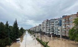 Trabzon’da eski devlet sahil yolu sular altında