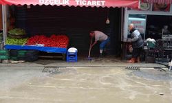 Trabzon’da sular çekilmeye, esnaf da temizliğe başladı