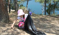 Uşak’ta minik eller gelecekleri için atık topladı