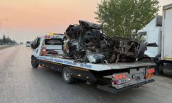 Uşak’ta otomobil park halindeki kamyona çarptı:1 ölü