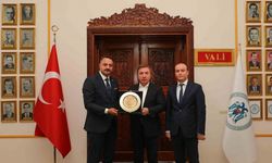 Vali Aydoğdu’ya "Fahri Hemşehrilik Beratı" verildi