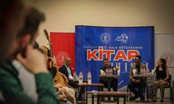Vali Çelik, kütüphanede gençlerle bir araya geldi