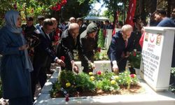 Vali Yavuz ve protokol şehitliği ziyaret etti