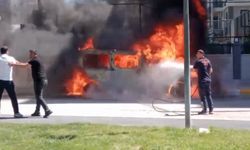 Van’da park halindeki minibüs alev alev yandı