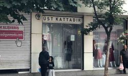 Vatandaşlar yağmurdan kaçmak için saçakların altına sığındı