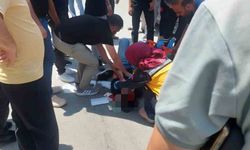 Vatandaşlar yerdeki yaralıyı güneşten korumak için dondurma şemsiyesi kullandı