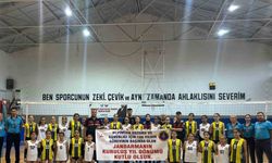 Voleybolcular, jandarmayı unutmadı