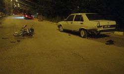 Yalvaç’ta park halindeki araca çarpan 17 yaşındaki motosiklet sürücüsü ağır yaralandı