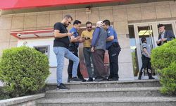Yaşlı adamın 100 bin lirasını polis ekipleri kurtardı