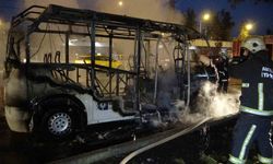 Yolcu minibüsü alev alev yandı, yangına müdahale etmeye çalışan sürücü yaralandı