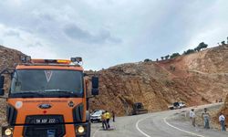 Yoldan çıkan tırın üzerindeki iş makinası düştü