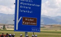 Yön tabelasına çarpan otomobil sürücüsü yaralandı