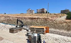 Yük boşaltan kamyon devrildi