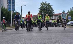Yüzlerce pedal bisiklet baharı için çevrildi