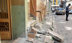Zeytinburnu’nda otomobil doğal gaz kutusuna çarptı, facia ucuz atlatıldı