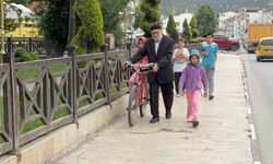 80’lik dede torunlarını Kur’an öğrensin diye her gün bisikletiyle camiye götürüyor