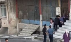 Arnavutköy’de sopalarla binaya saldırdılar: O anlar kamerada