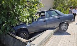 Elazığ’da tekeri patlayan otomobil, kömürlüğün üzerine çıktı