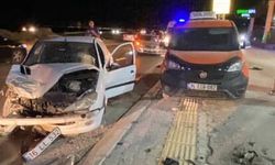 Hatay’da iki otomobil çarpıştı: 2 yaralı