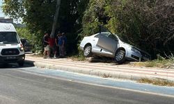 Kaldırıma çıkıp asılı kalan otomobildekiler kazayı burnu bile kanamadan atlattı