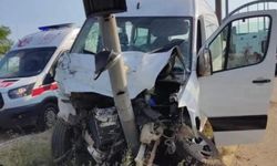 Karadeniz Sahil Yolu’nda minibüs ile otomobil çarpıştı: 13 yaralı