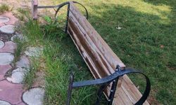 Kurtalan’da parktaki banklara zarar verildi