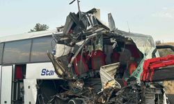 Mersin’de otobüs tıra çarptı:  9 yaralı