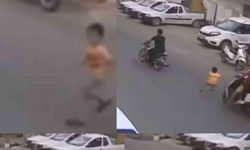 Mersin’de yola fırlayan çocuğa motosikletler çarptı