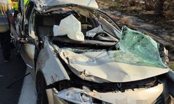 Otoyolda tıra çarpan otomobil hurdaya döndü: 2 yaralı
