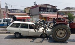 Tarsus’ta otomobil traktöre arkadan çarptı: 2 yaralı