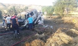 Traktöre yüklenen saman balyaları alev aldı, ticari araç küle döndü