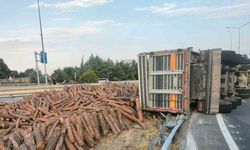 Amasya’da tomruk yüklü tır devrildi: 1 yaralı