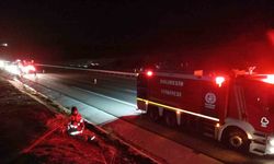 Balıkesir’ de otoyolda yanan tır ot yangına sebep oldu