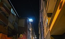 Beyoğlu’nda patlama sonrası evin çatısı alevlere teslim oldu