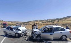 Diyarbakır’da otomobiller kafa kafaya çarpıştı: 2 yaralı