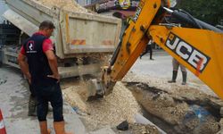 Düzce Belediyesi patlayan su borusuna anında müdahale