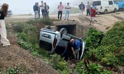 Gümüşhane’de yayla yolunda hafif ticari araç menfeze devrildi: 4 yaralı