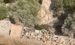 Hakkari’de kamyon uçuruma yuvarlandı: 1 ölü