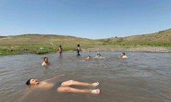 Kars’ta termometreler 34 dereceyi gördü: Çocuklar dere sularında serinledi