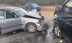 Manavgat’ta otomobil ile ticari araç çarpıştı: 3 yaralı