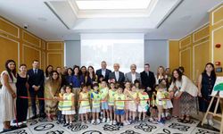 Müzeye çocuk eli değdi, kurdeleyi çocuklar kesti