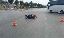 Otomobil ile çarpışan elektrikli motosiklet sürücüsü ağır yaralandı