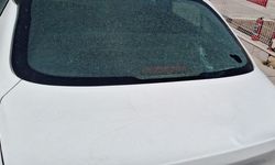 Rüzgarın uçurduğu sac otomobilin camını kırdı