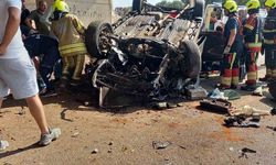 Takla atan otomobilde sıkışan 2 kişiyi itfaiye kurtardı