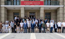 Vali Aksoy YKS’de derece yapan öğrencilerle buluştu