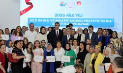 Mersin’de “Aile Okulu ve Maarif Modeli” Kursiyerleri Sertifikalarını Aldı