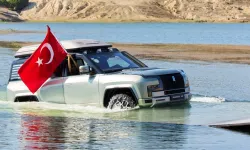 Bu arabalar hem yüzüyor, hem etrafında dönüyor, hem de zıplıyor!