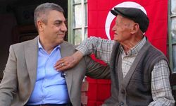 90 yaşında 50 yıldır bakkal işletiyor: Köyün ’Garip Dedesi’ valiye türkü söyledi